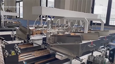 Máquina para montaje de separadores de cartón